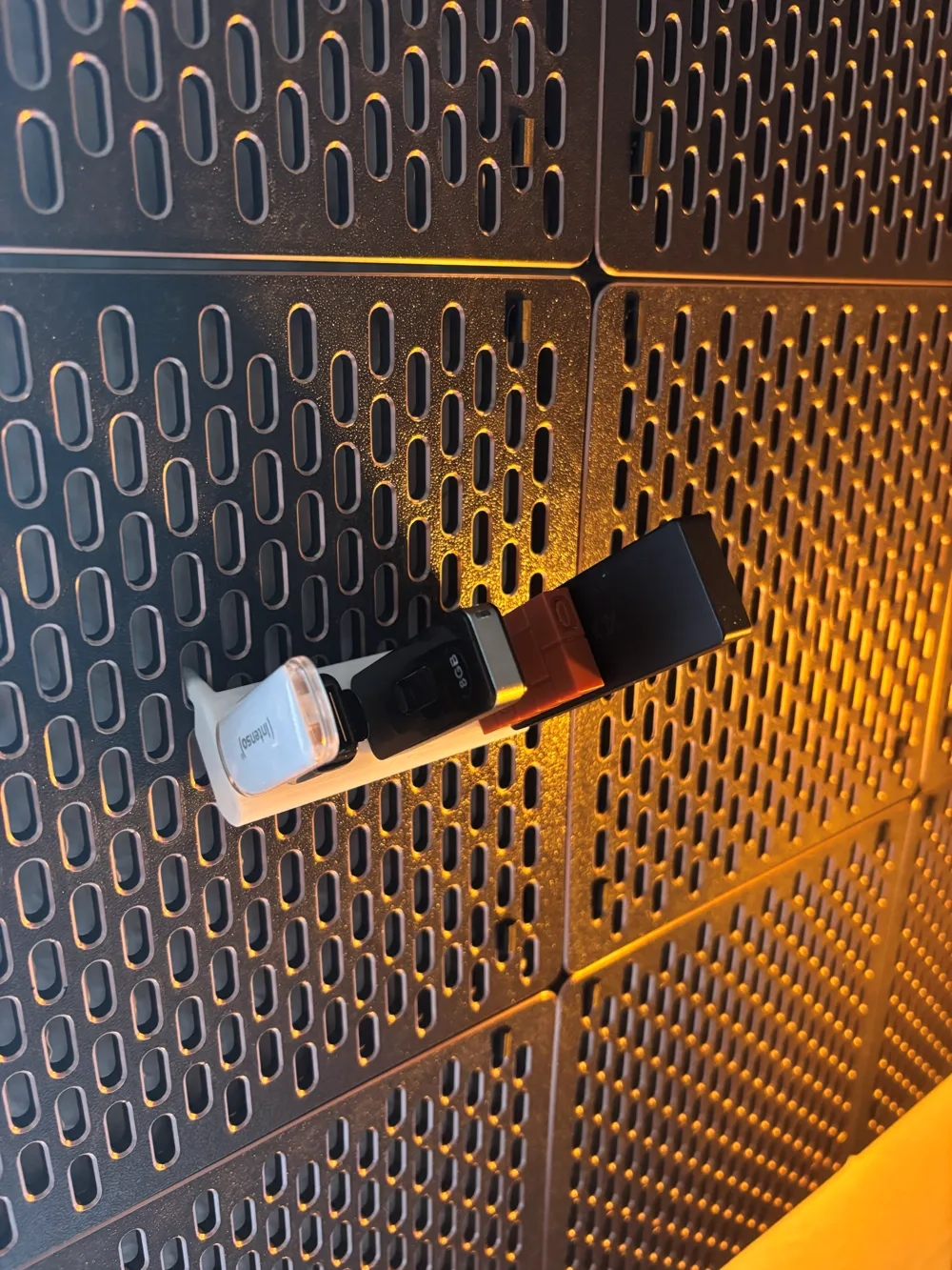 Support USB Skadis - Modèle d'Impression 3D Gratuit - MakerWorld