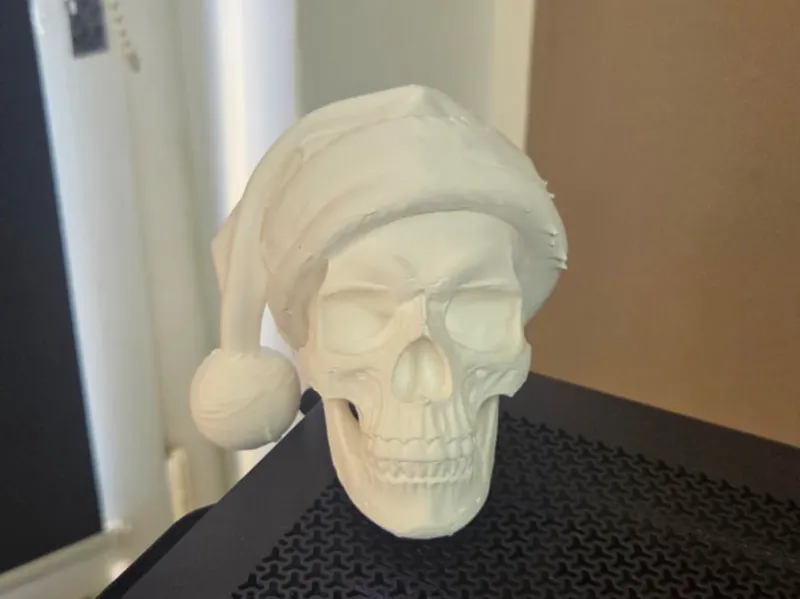 Totenkopf mit Weihnachtsmütze