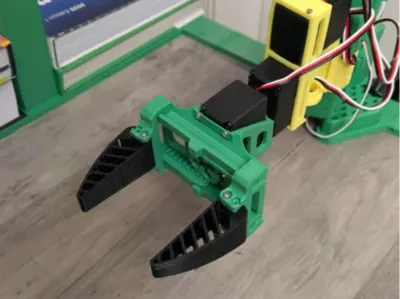 Parallel symmetric gripper