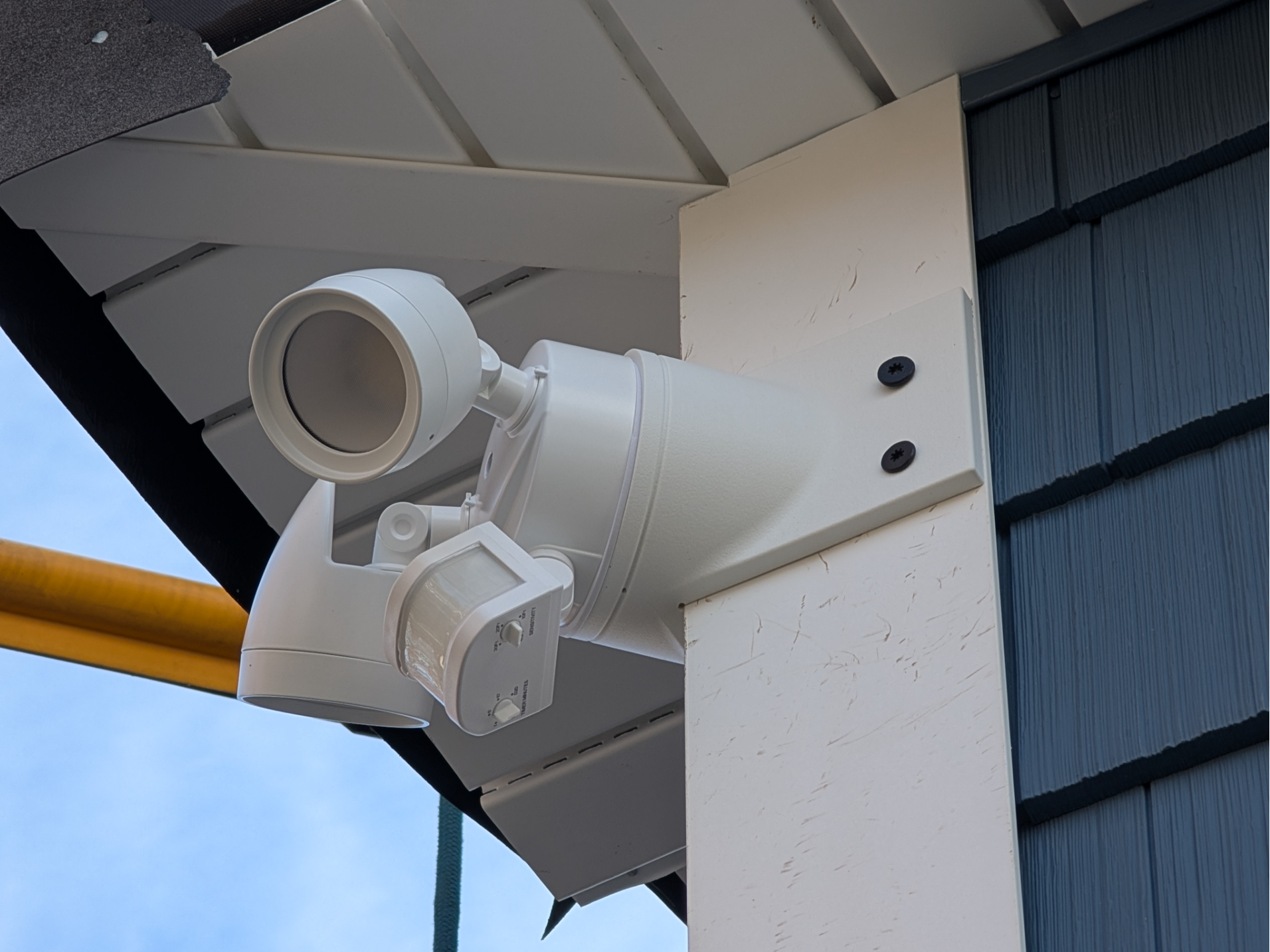 Outdoor Corner Light Mount (for 6" trim boards)