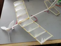 Avion volant en jouet à assembler — photo 1
