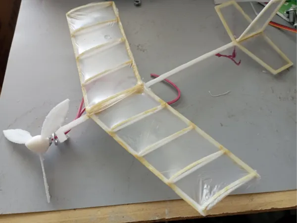 Avion volant en jouet à assembler