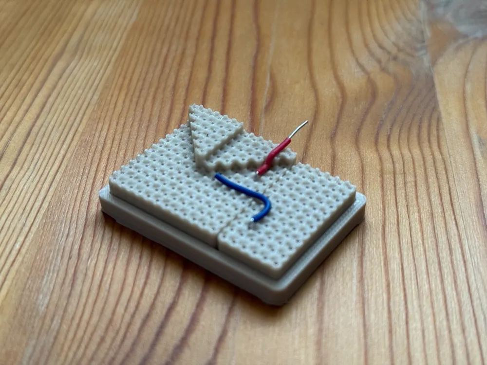 Accesorio de taller: Prototyping board wire bending jig. Referencia del modelo original.