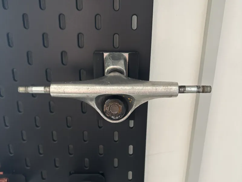 Skadis truck hanger (skateboard)
