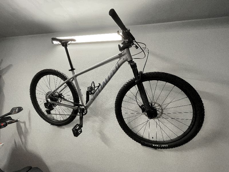 Bike wall hanger for platform/flat pedals