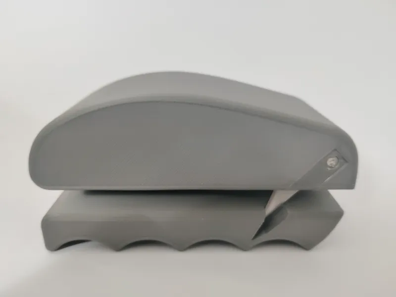 Uniform and ergonomic cardboard cutter