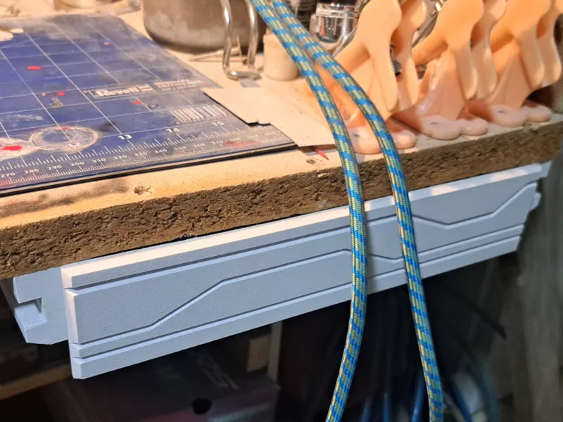 Schublade unter dem Tisch