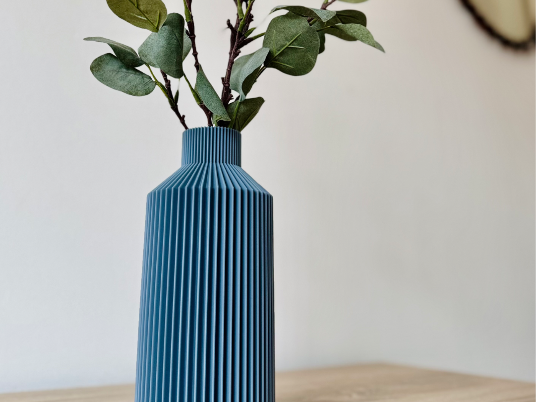 Minimalist Ribbed Vase – Aurea