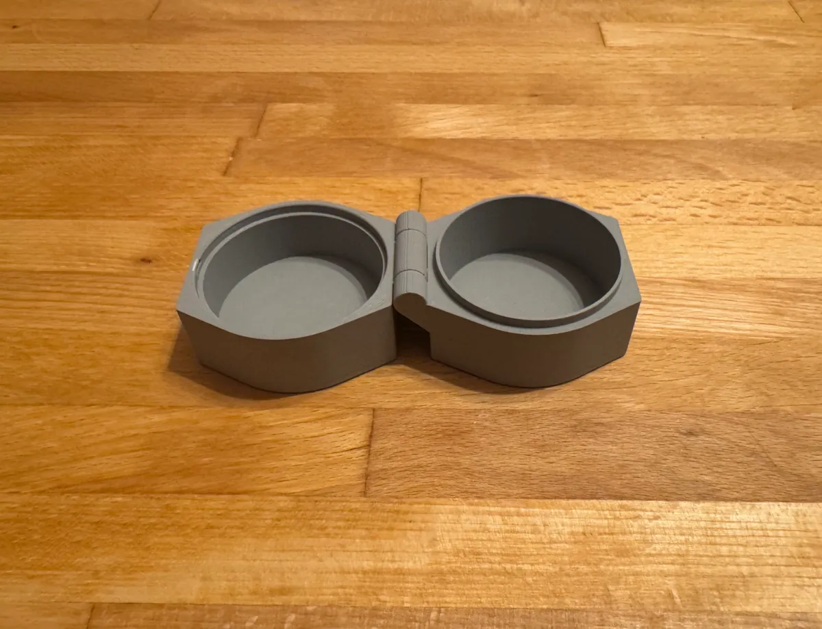 Boîte avec couvercle imprimée en place