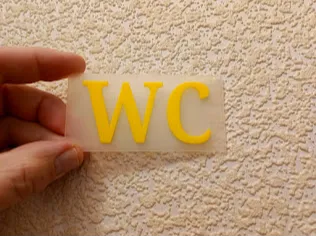 štítek WC
