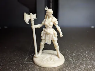 Figurine JDR guerrière avec hâche 