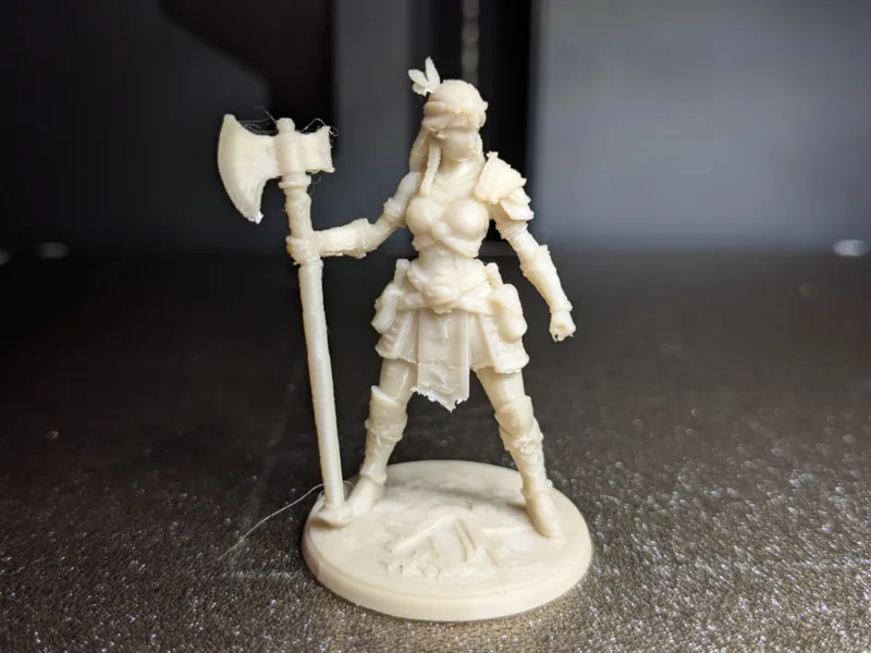 Figurine JDR guerrière avec hâche 