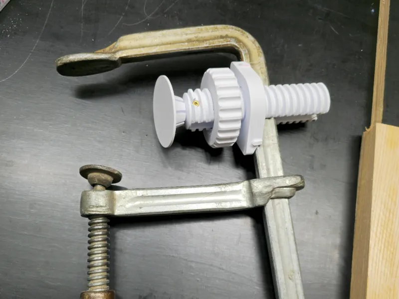 Kantenzwinge (Edge clamps for clamping clamps) 