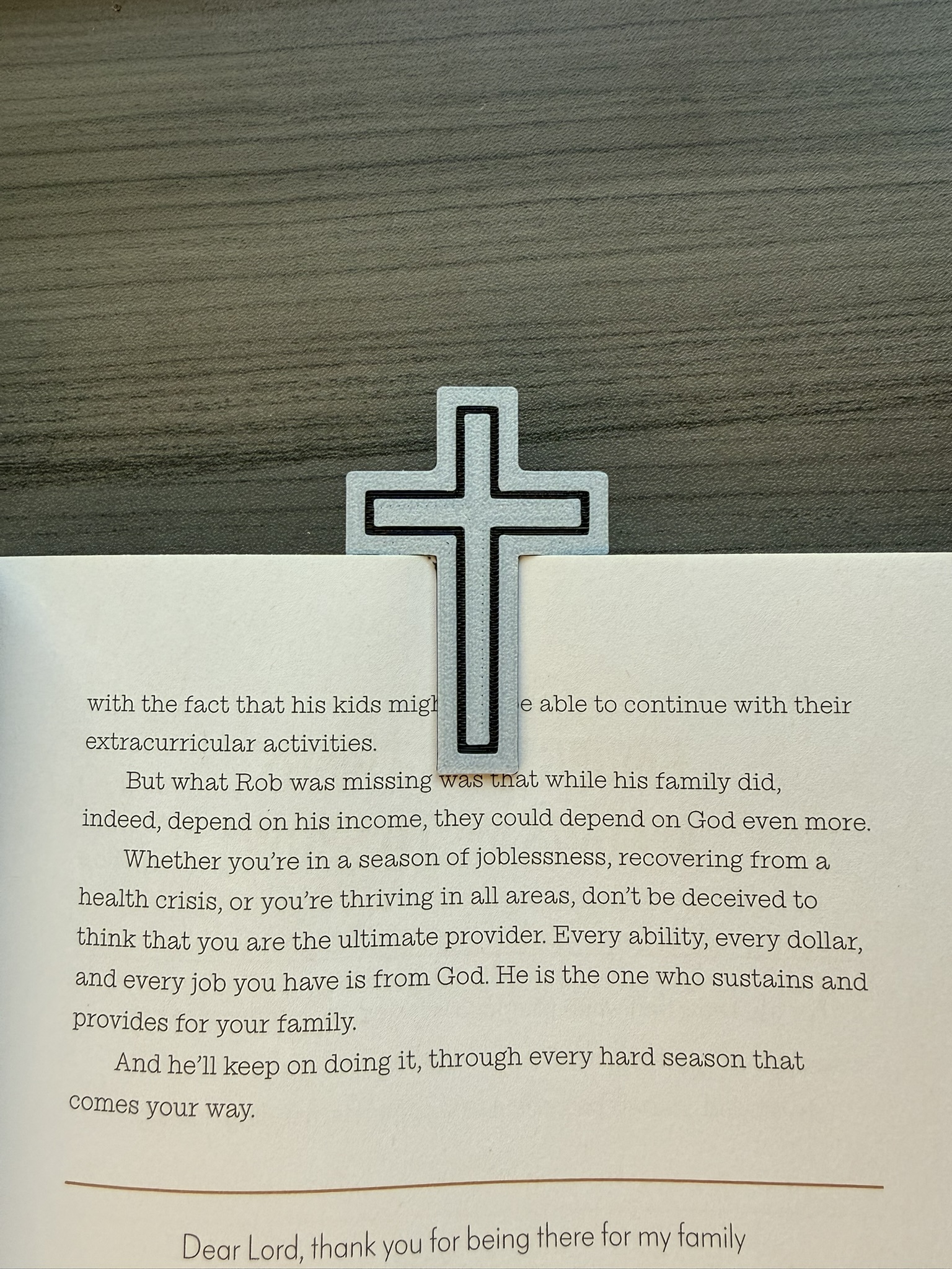 Miniatura 1 do modelo 3D Embossed Cross Bookmark Two Sided