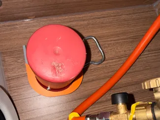 Halter für die (roten) Gasflaschendeckel