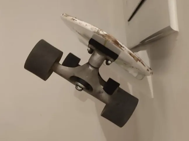 Super strong wall skate stand