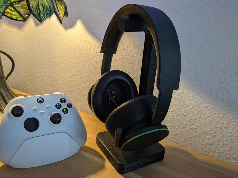 Minimalistic headphone stand