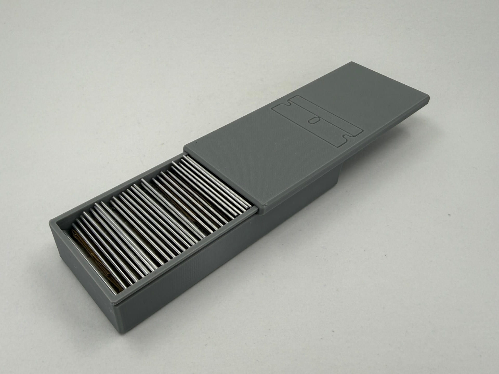 metal or plastic razor blade sliding lid box