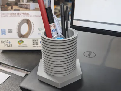 Screw-shaped pen holder with thread