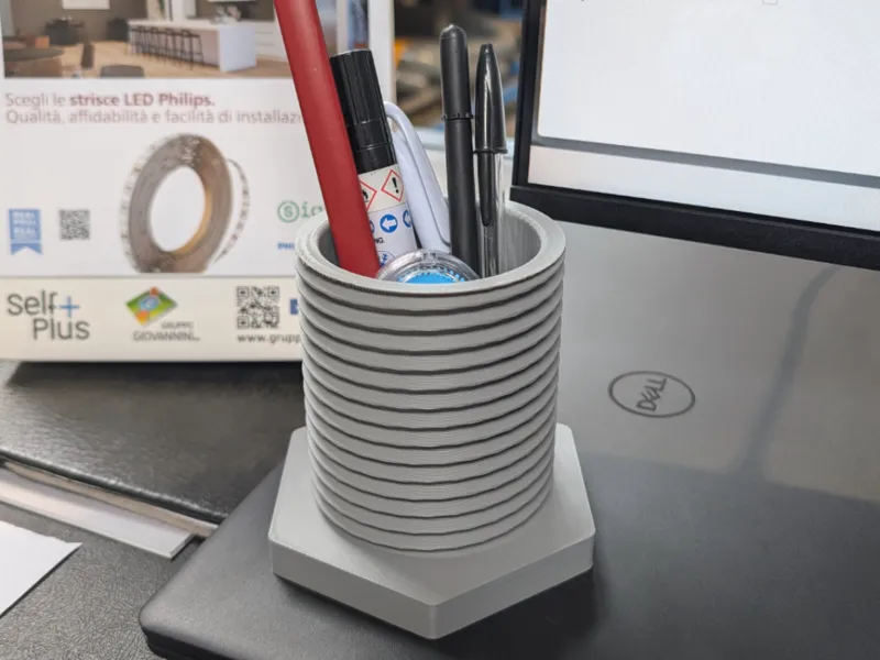 Portapenne a forma di vite con filettatura