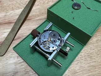 Watch movement holder platform