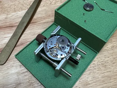 Watch movement holder platform