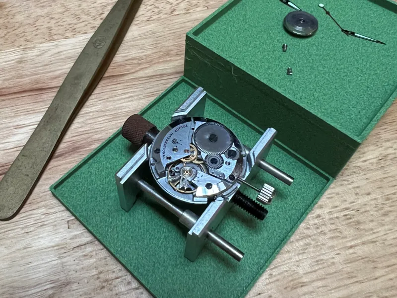 Watch movement holder platform