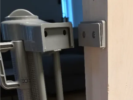 removable brackets for retractable Baby gate