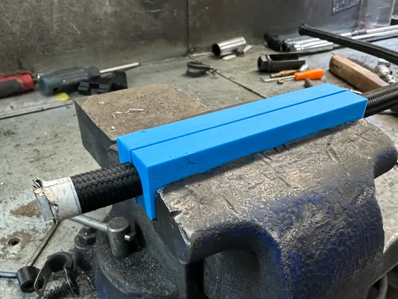 8AN AN-8 PTFE hose holder for bench vise