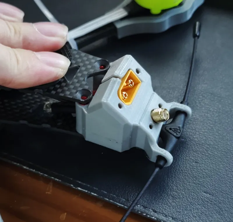 QAV-S 5寸穿越机天线座，带XT60-M座、图传天线座、黑羊接收机座