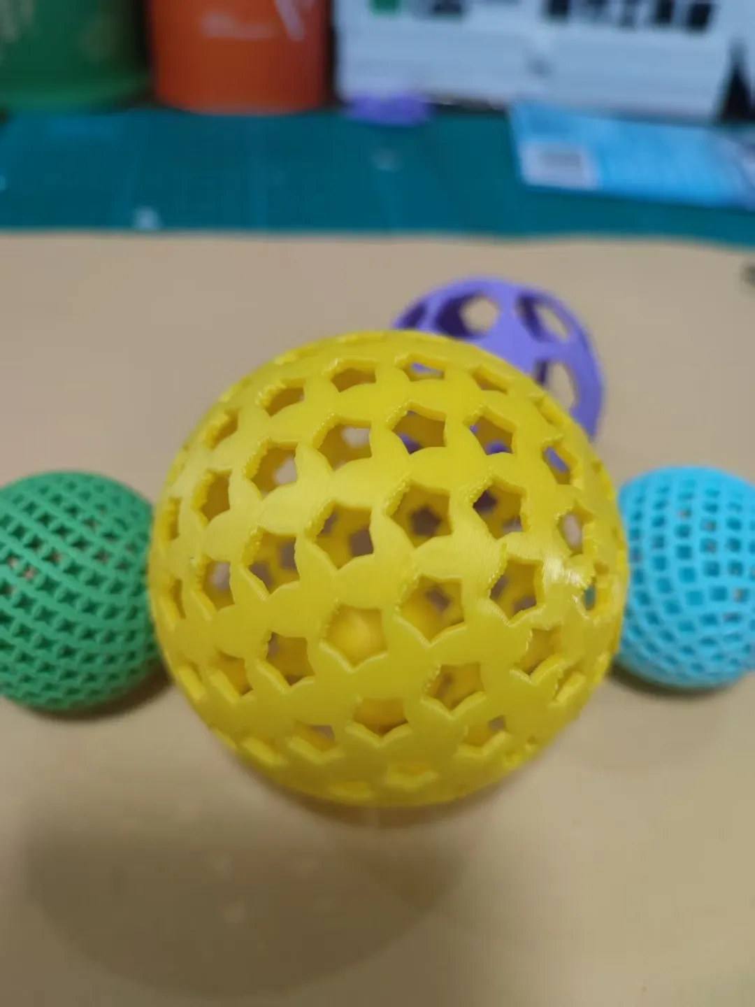 Miniatura 4 do modelo 3D 哄娃逗宠——可定制带内置小球的镂空玩具球