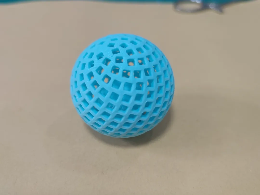 Miniatura 3 do modelo 3D 哄娃逗宠——可定制带内置小球的镂空玩具球