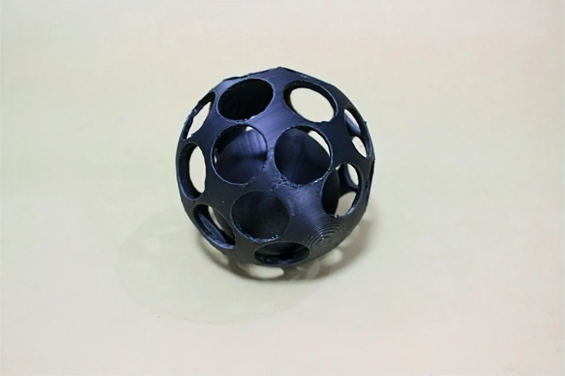 Miniatura 2 do modelo 3D 哄娃逗宠——可定制带内置小球的镂空玩具球