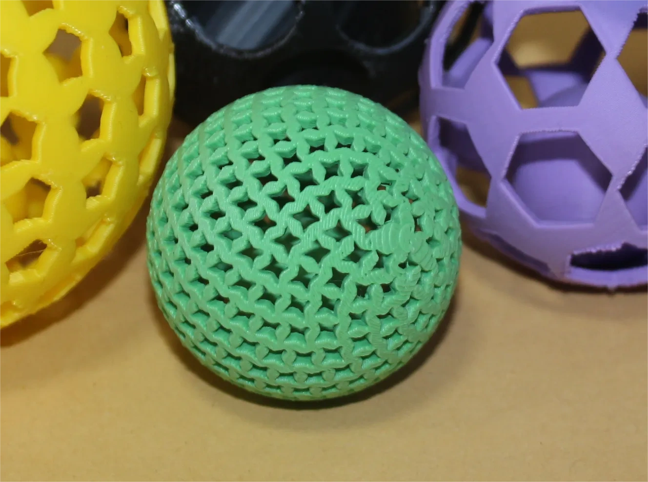 Miniatura 5 do modelo 3D 哄娃逗宠——可定制带内置小球的镂空玩具球