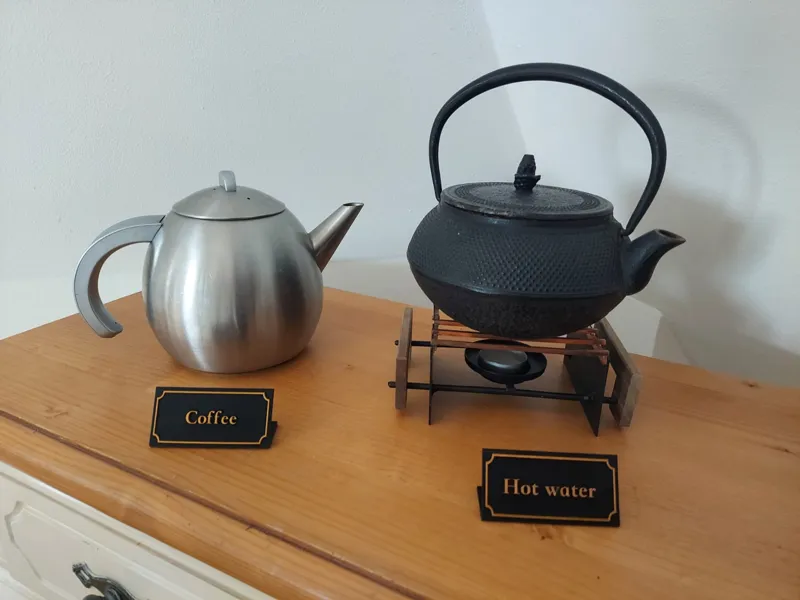 Schild Kaffee/Heißwasser