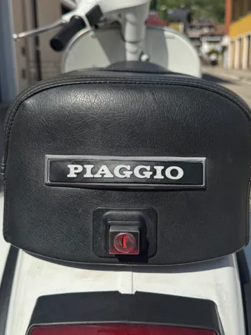 Caja o estuche: Vespa PX Piaggio Rear Top Box Badge — vista de referencia 2