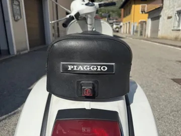 Caja o estuche: Vespa PX Piaggio Rear Top Box Badge — vista de referencia 3