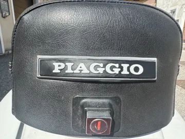 Caja o estuche: Vespa PX Piaggio Rear Top Box Badge — vista de referencia 4