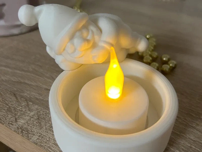 Wichtel am Feuer schlafend