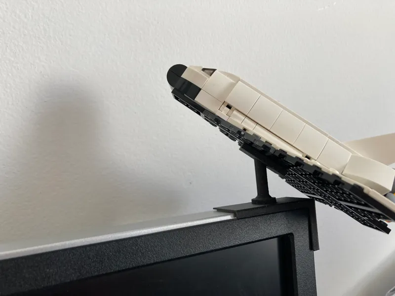 Brick toy mount for monitor