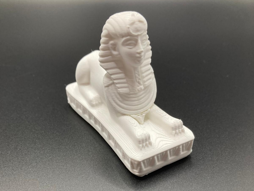 Ägyptische Sphinx auf Sockel