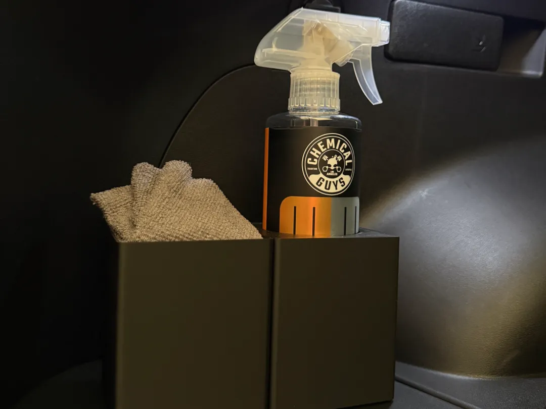 Range-flacon et lingettes microfibre pour voiture