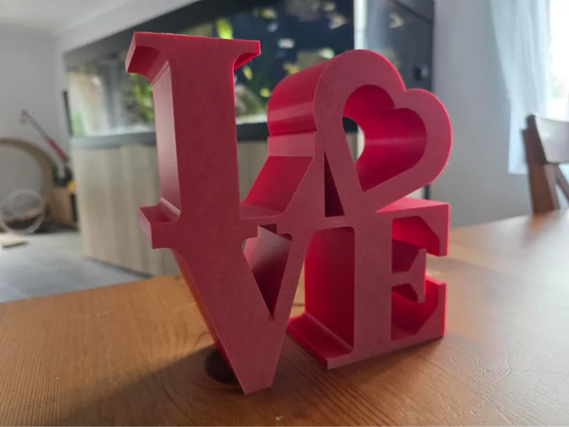 Sculpture LOVE avec un cœur