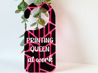 Türschild Printing Queen at work