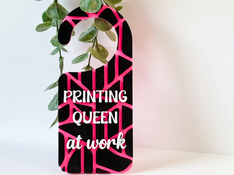 Türschild Printing Queen at work