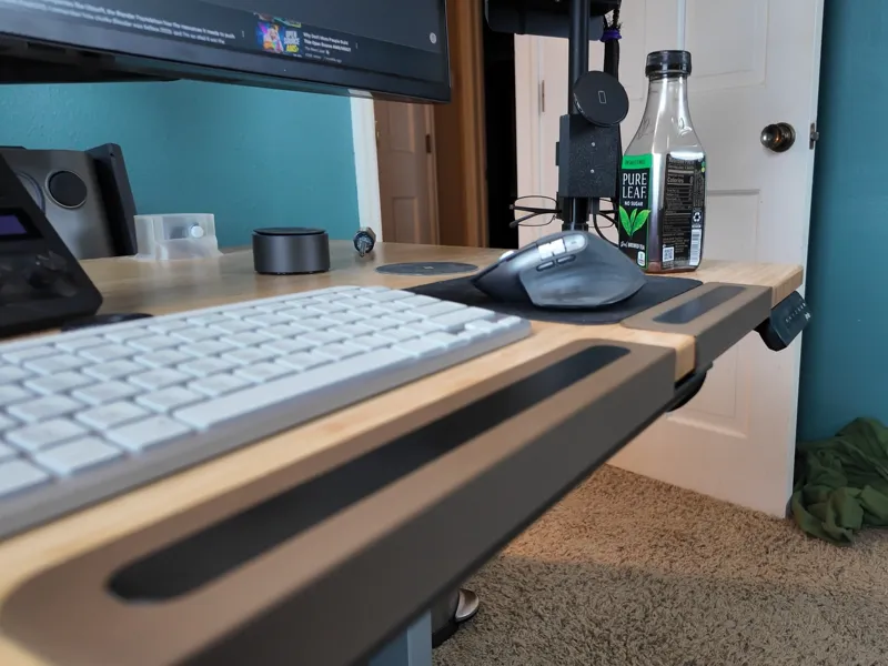 Conductive wrist rest for reducing static