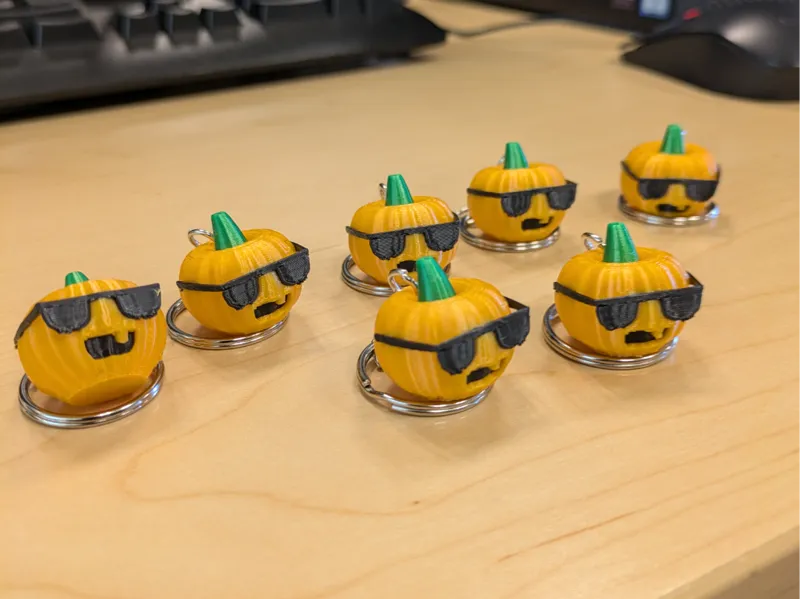 Llavero calabaza con lentes