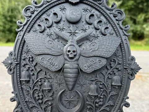 Marco decorativo: Deathmoth and Moon Phases Frame — referencia de MakerWorld