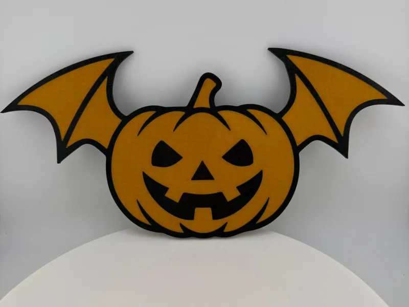 Halloween Kürbis mit Fledermausflügeln