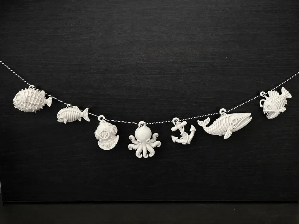 Pieza para disfraz o exhibición: Haunted Depths, Halloween Nautical Garland. Referencia del modelo original.